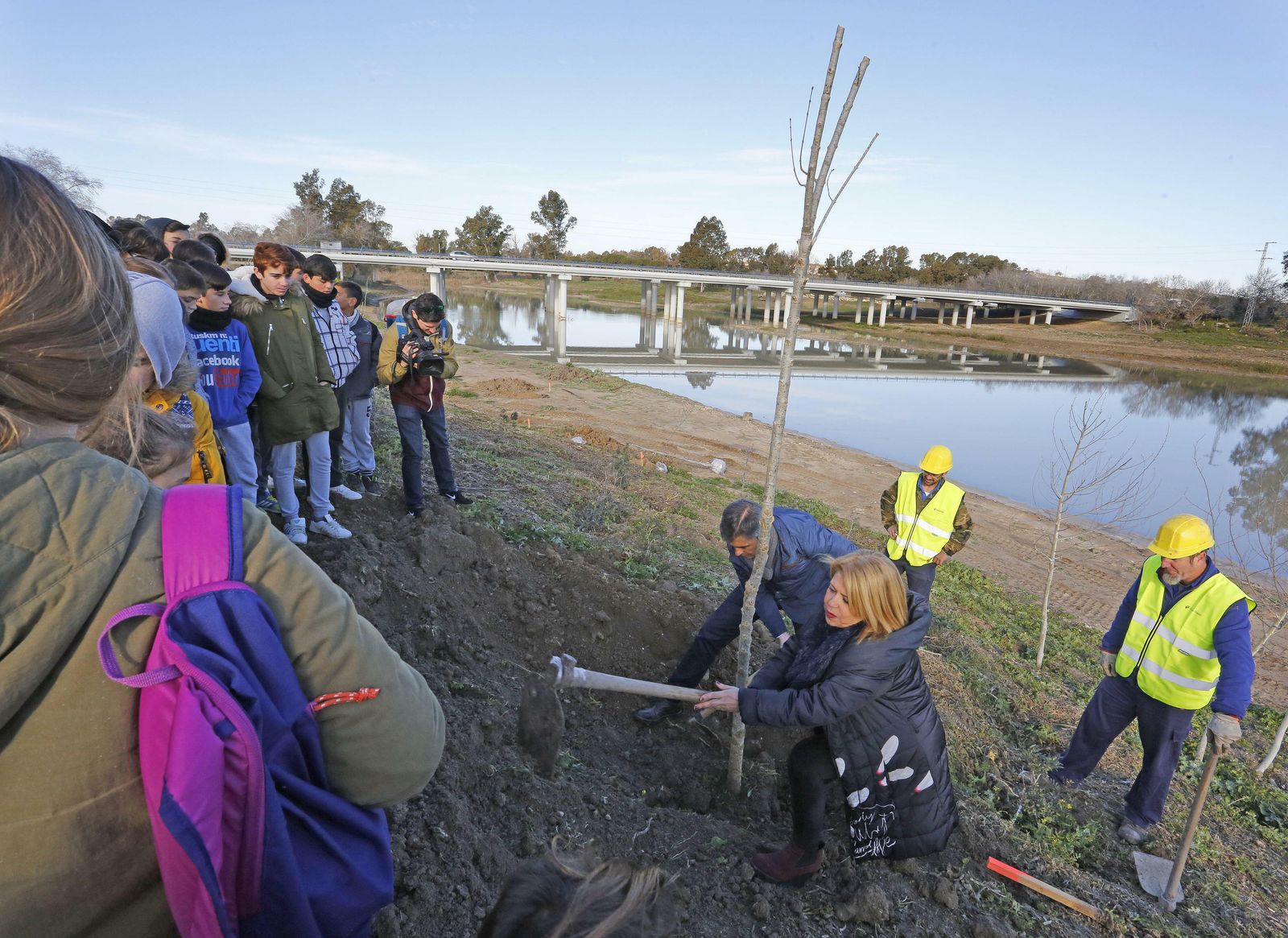 La alcaldesa en una plantación de árboles en la ribera del Guadalete, en 2018.
