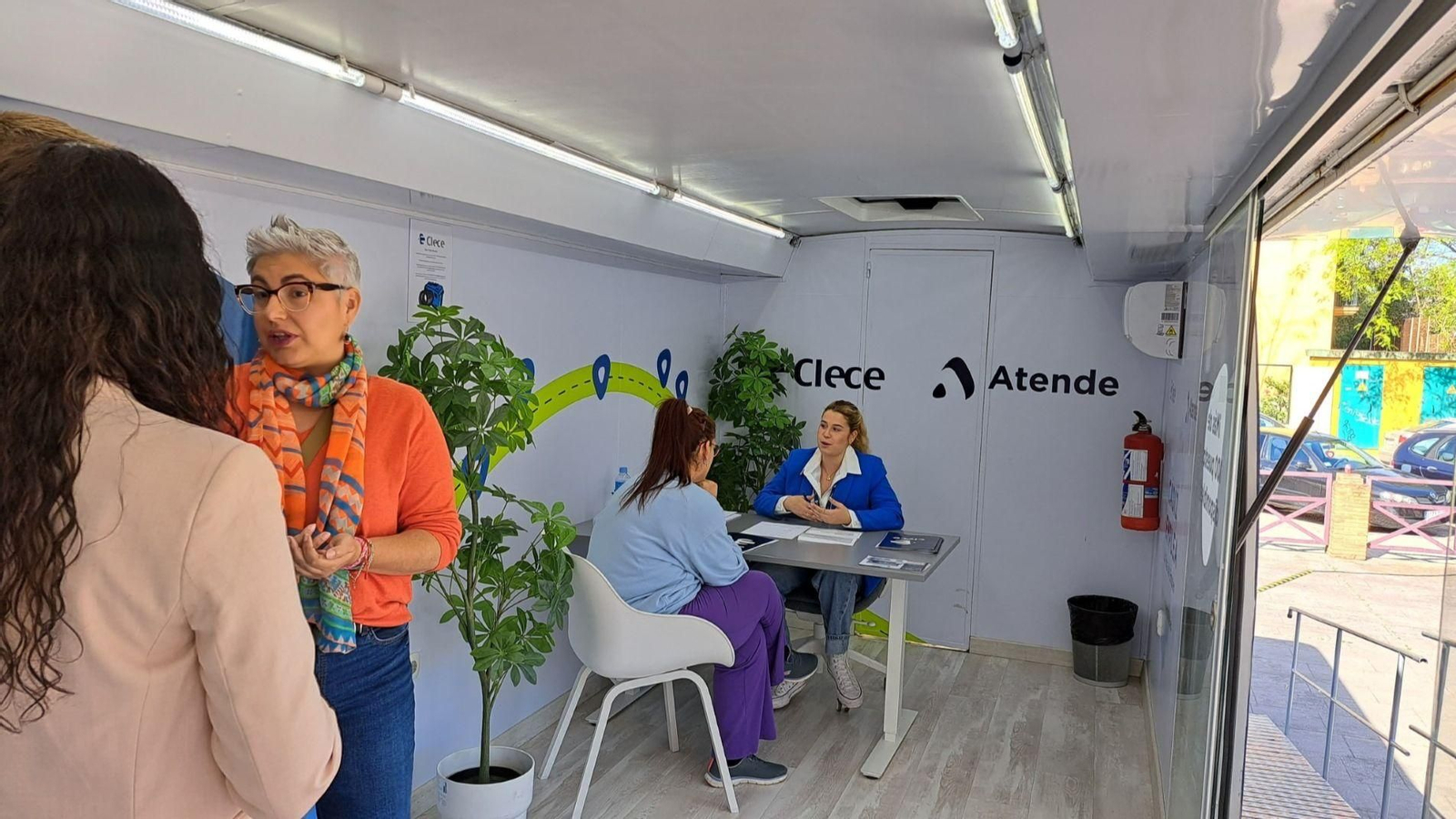 El interior del autobús de Cádiz Emplea, en La Línea.