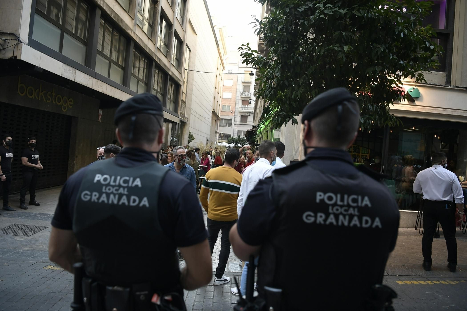 Y el domingo después de la movida... sigue la fiesta en el entorno de la calle Ganivet de Granada