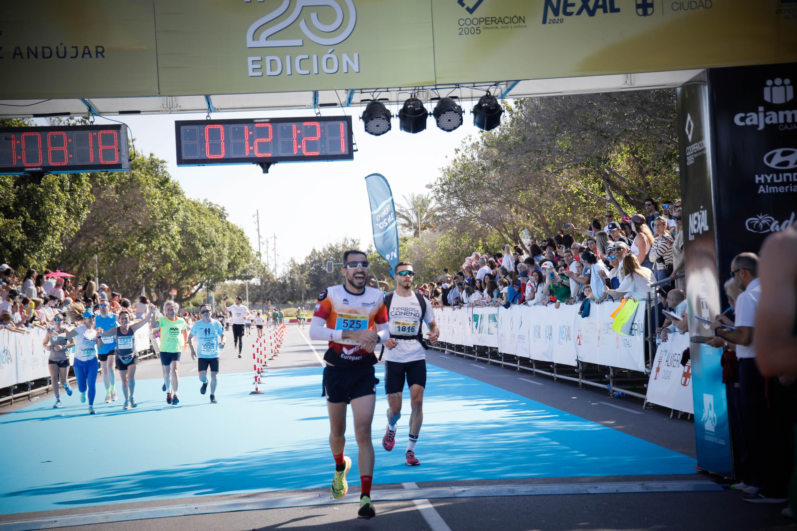 Imágenes de la llegada de la Media maratón Ciudad de Almería
