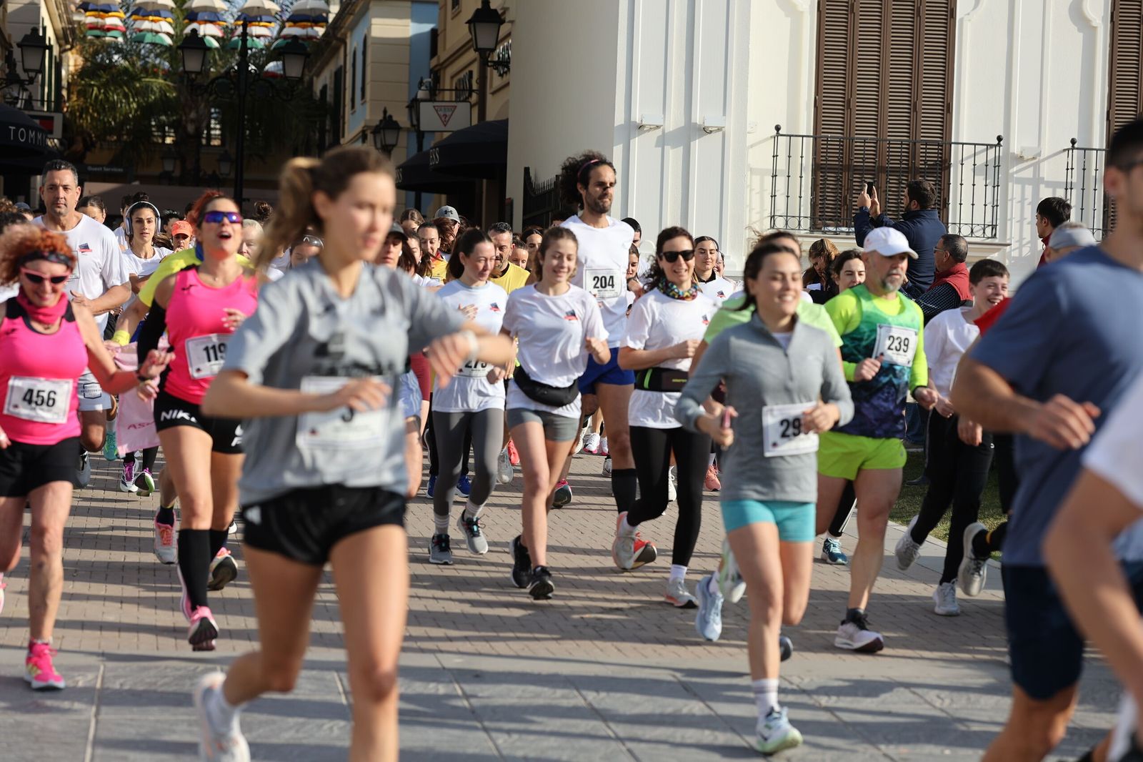 La Carrera Solidaria por el Día de la Mujer McArthurGlen, en fotos