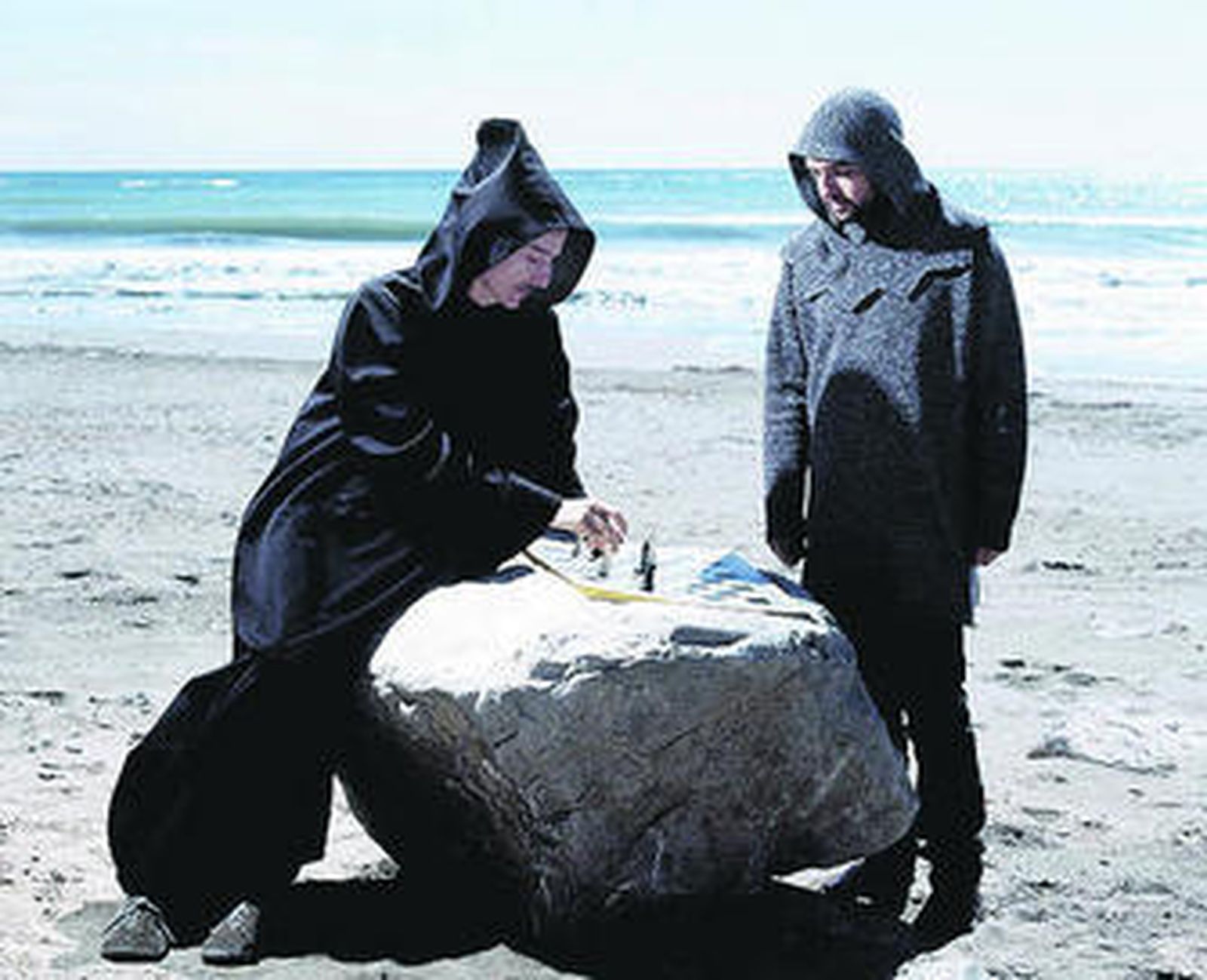 Genís Segarra (izquierda) y Manolo Martínez: Astrud jugando en la playa una partida 'bergmaniana' de ajedrez.