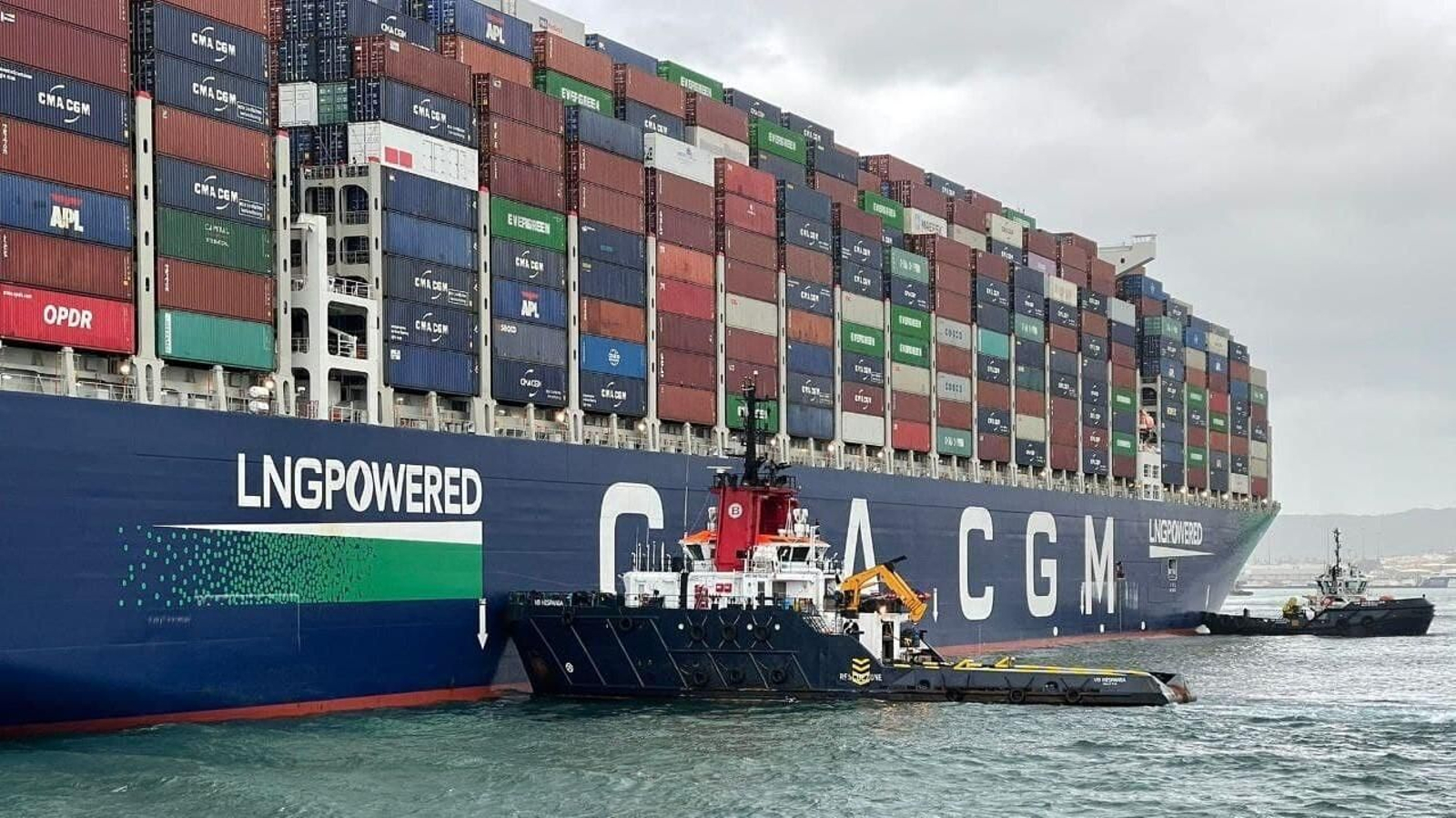 El remolcador 'Hispania' en tareas de asistencia al portacontenedores 'Palais Royal'.