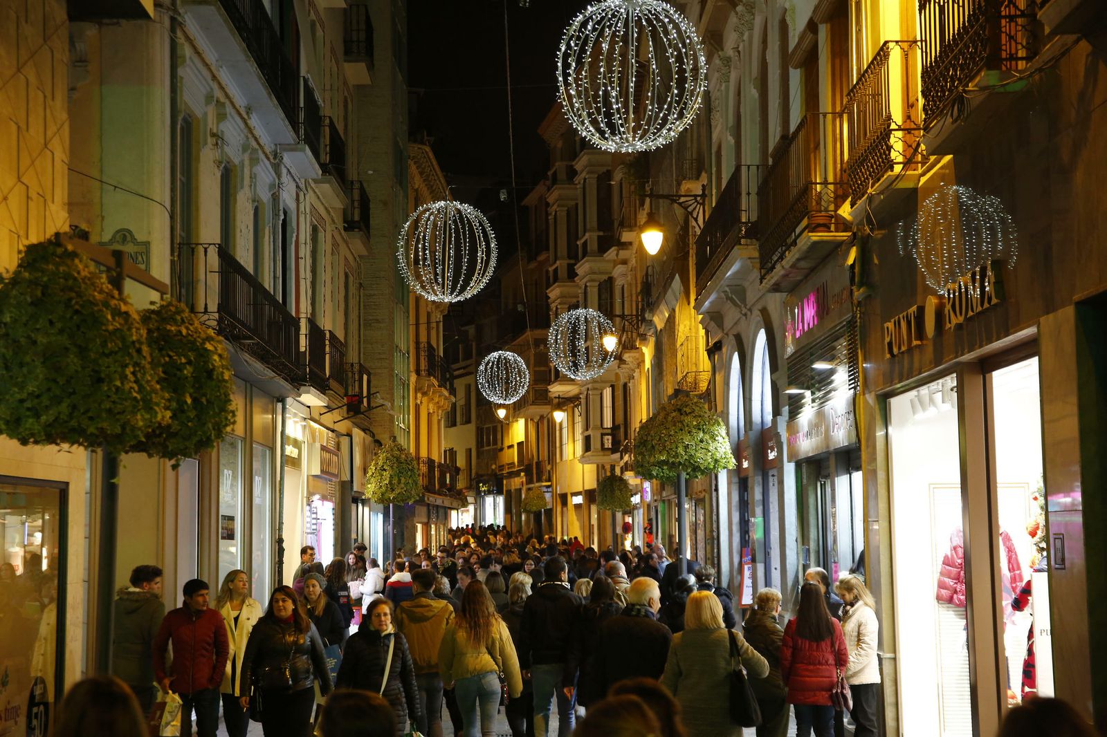 Granada se llena de luces y color con el encendido de la Navidad 2019, en imágenes