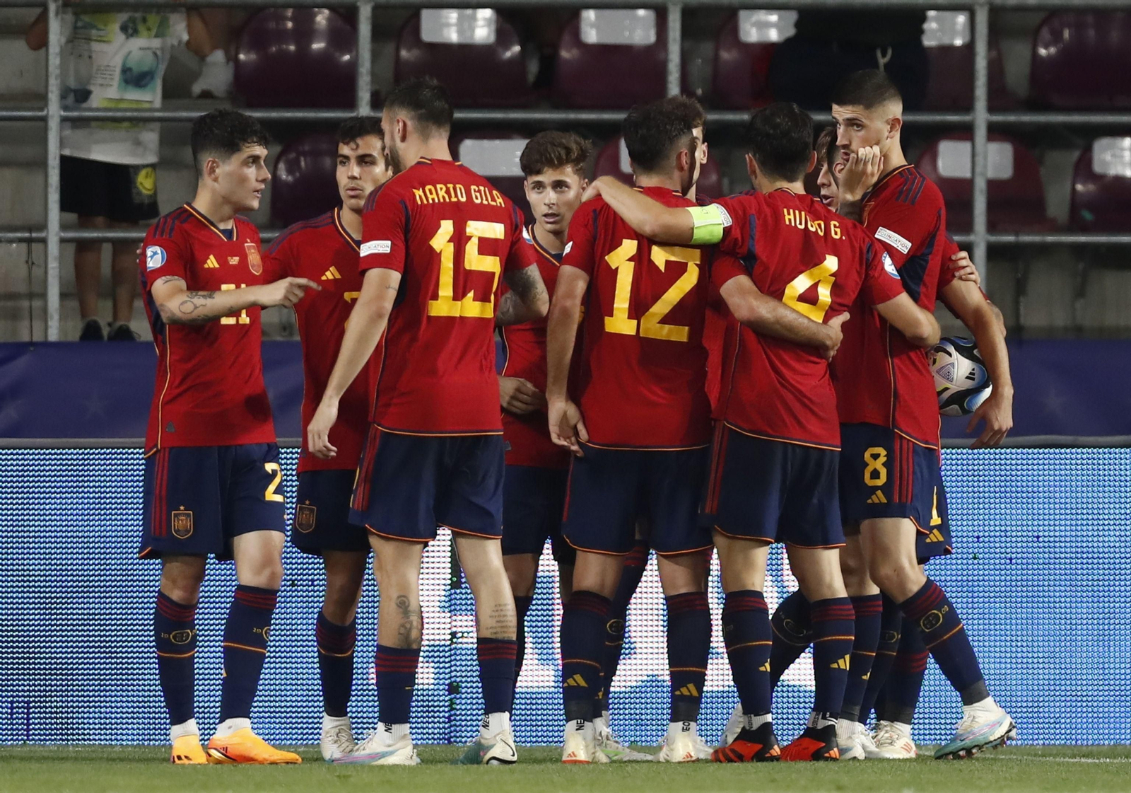 Los jugadores de España celebran el primer gol contra Ucrania.