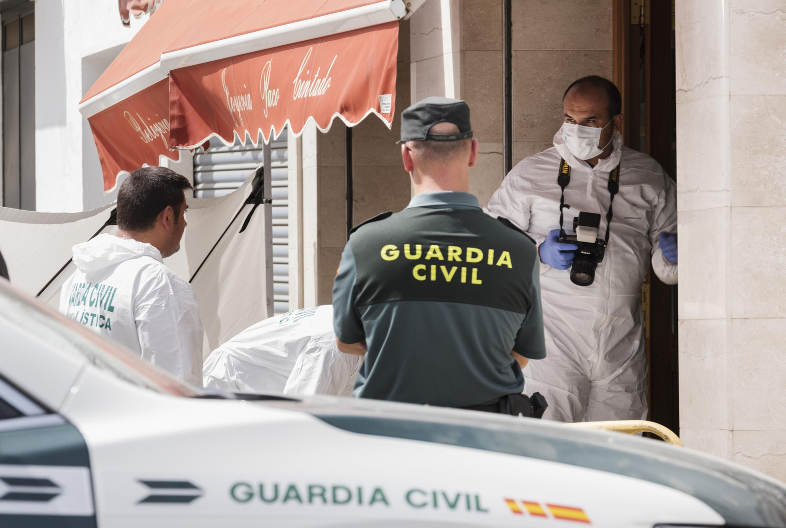 Agentes de la Guardia Civil en la escena del crimen.