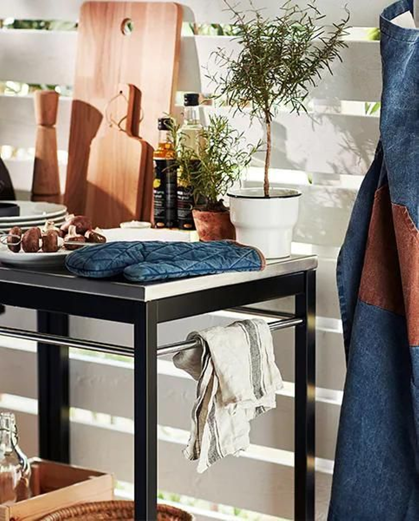 Set de barbacoa para colocar en la terraza y disfrutar de una comida con amigos.