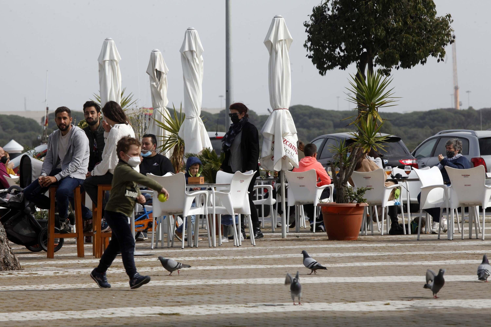 Ambiente en las terrazas de El Rompido y Punta Umbría durante este sábado.