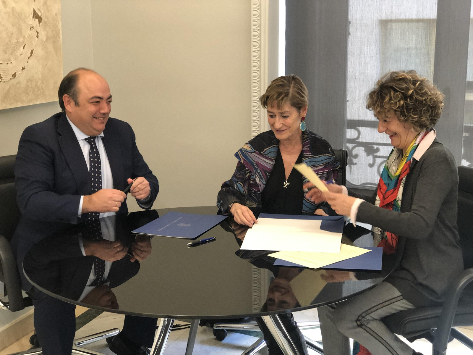 Representantes institucionales en la firma del acuerdo.