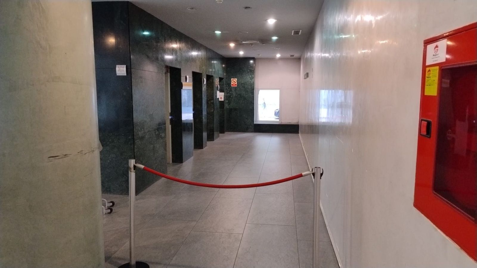El pasillo de los ascensores del Noga está acordonado.