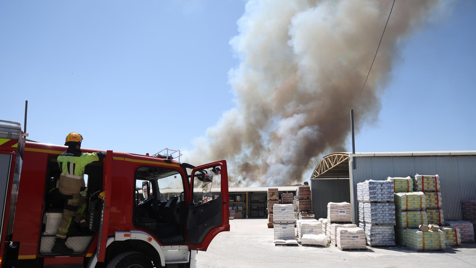 El incendio en la entrada del PTA de Campanillas