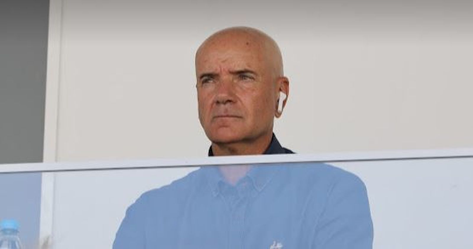 El entrenador del Melilla, Miguel Rivera, sigue el desarrollo del partido desde un palco