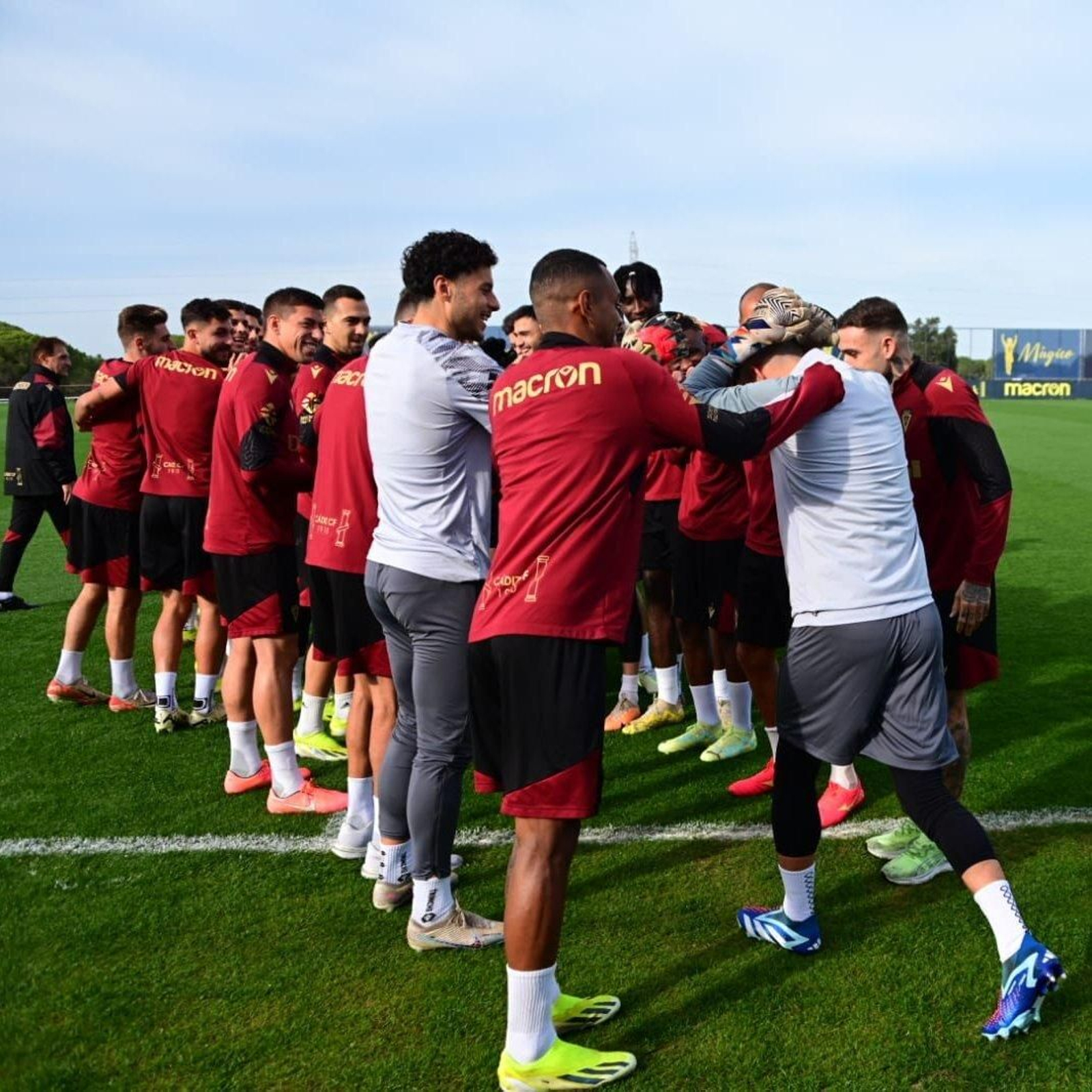 Pasillo a un jugador en la sesión del Cádiz.