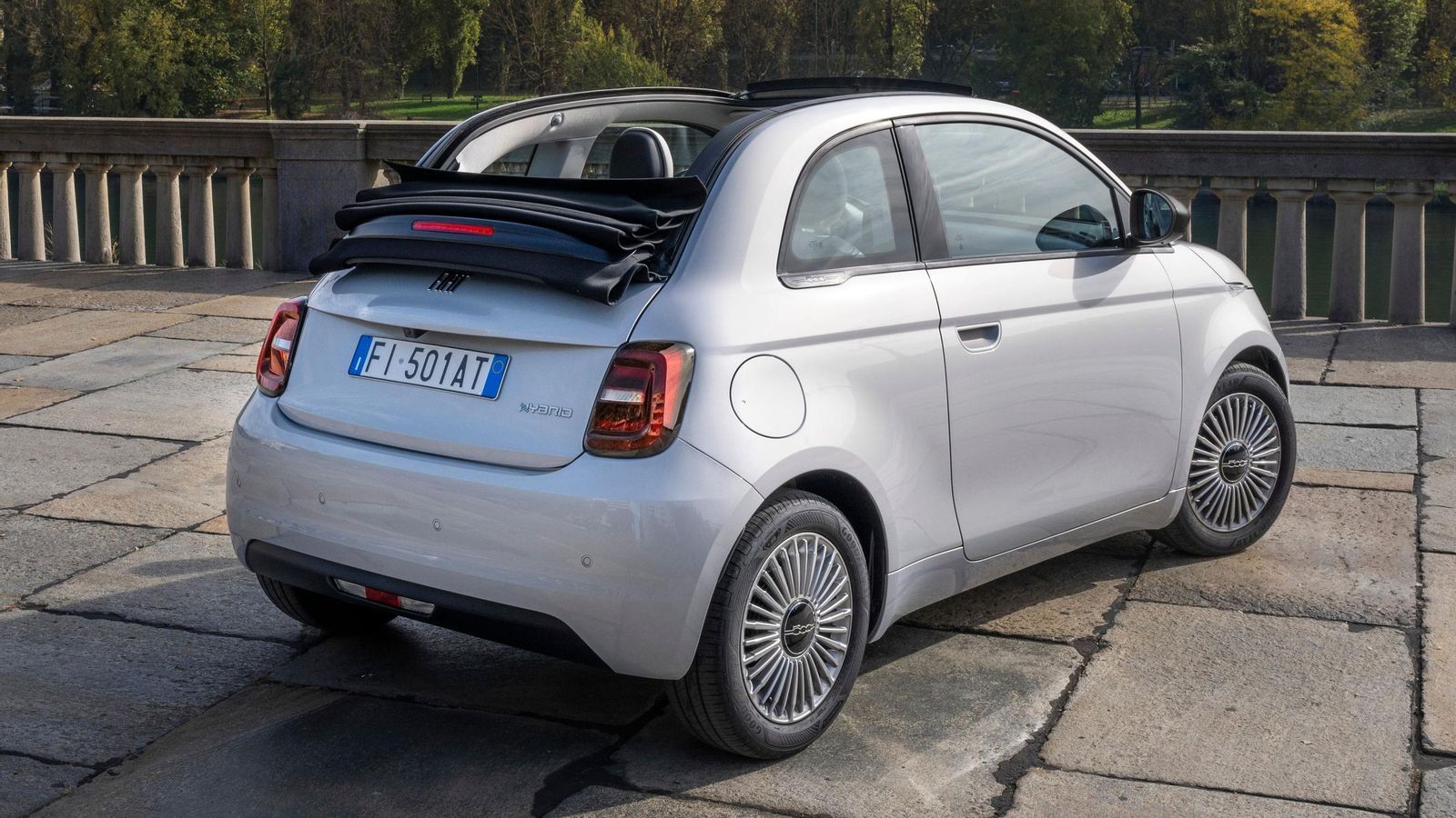 El 500 Hybrid está a la venta tanto con la carrocería de tres puertas y techo de chapa como su derivada de dos Cabrio.