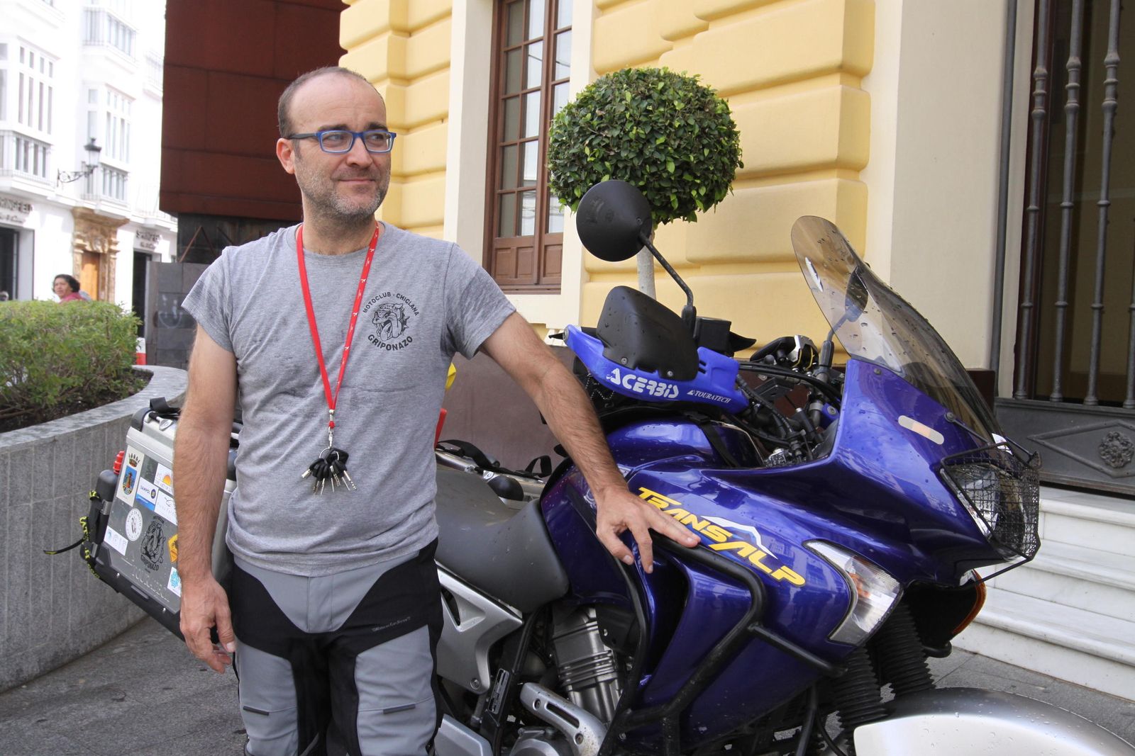 Frente al Ayuntamiento antes de iniciar el viaje en mayo del pasado año.