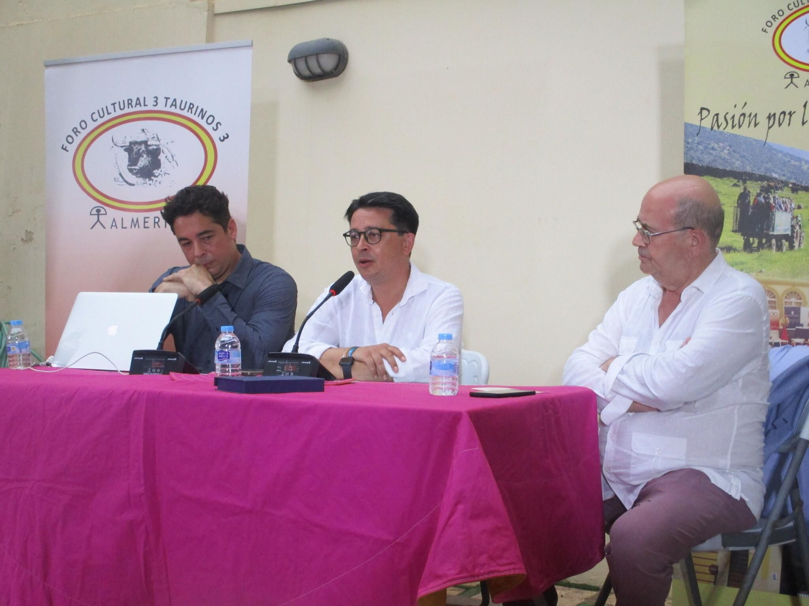 El ponente, Juan Gabriel García Cantón, junto a Manuel Guzmán, diputado de Cultura, y Juan Aguilera, presidente de '3 Taurinos3'.