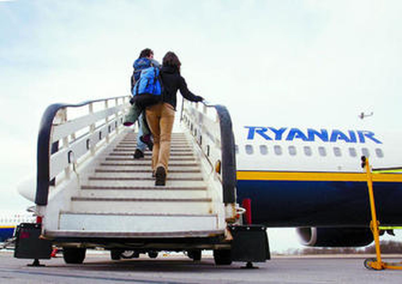 Pasajeros embarcan a un avión de la flota de Ryanair.