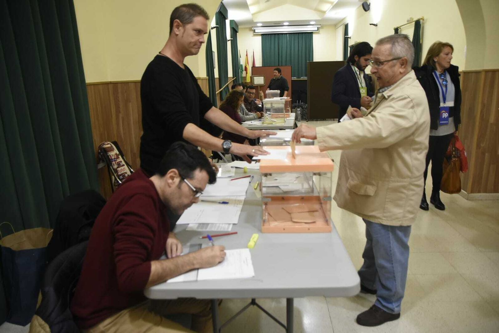 Votantes en la Casa Ciudadana del Marrubial.