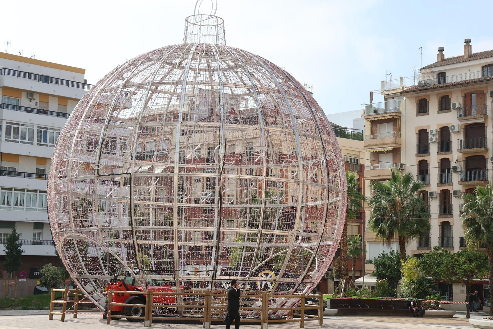La gran bola navideña que decora la remodelada plaza de La Merced.