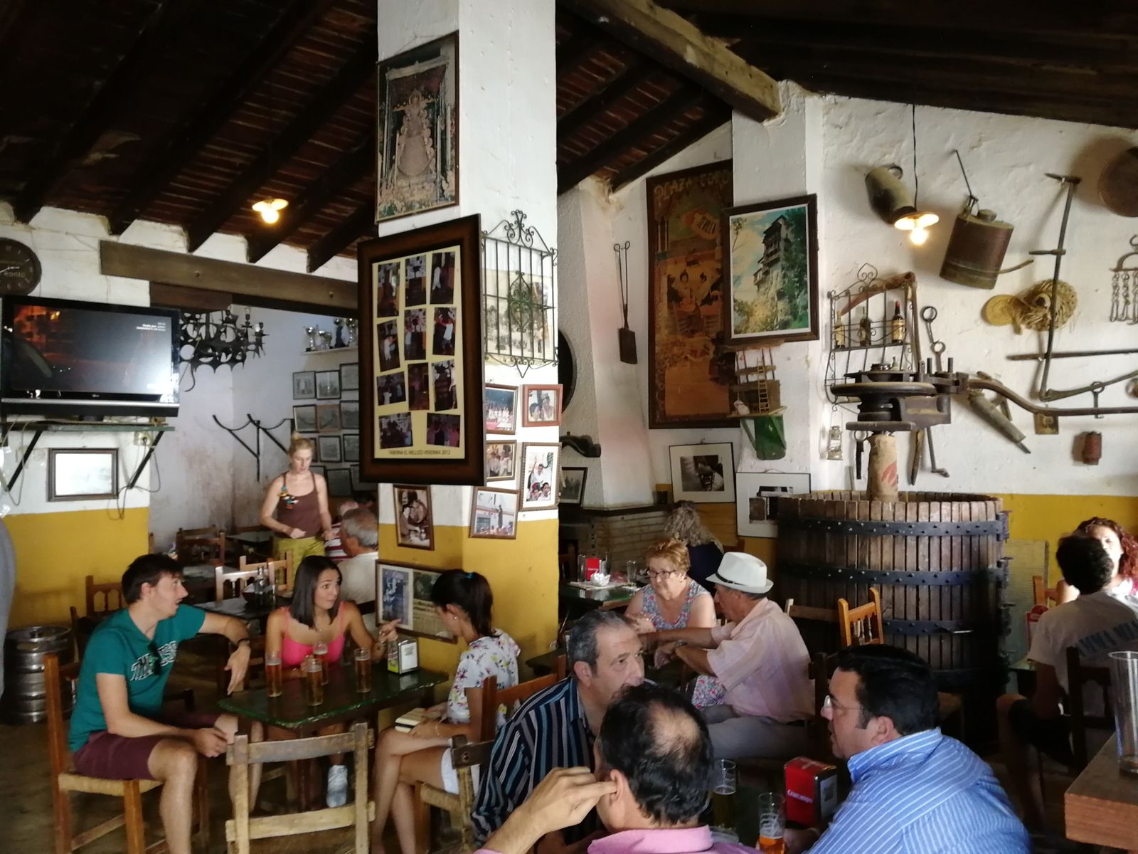 El interior de la taberna