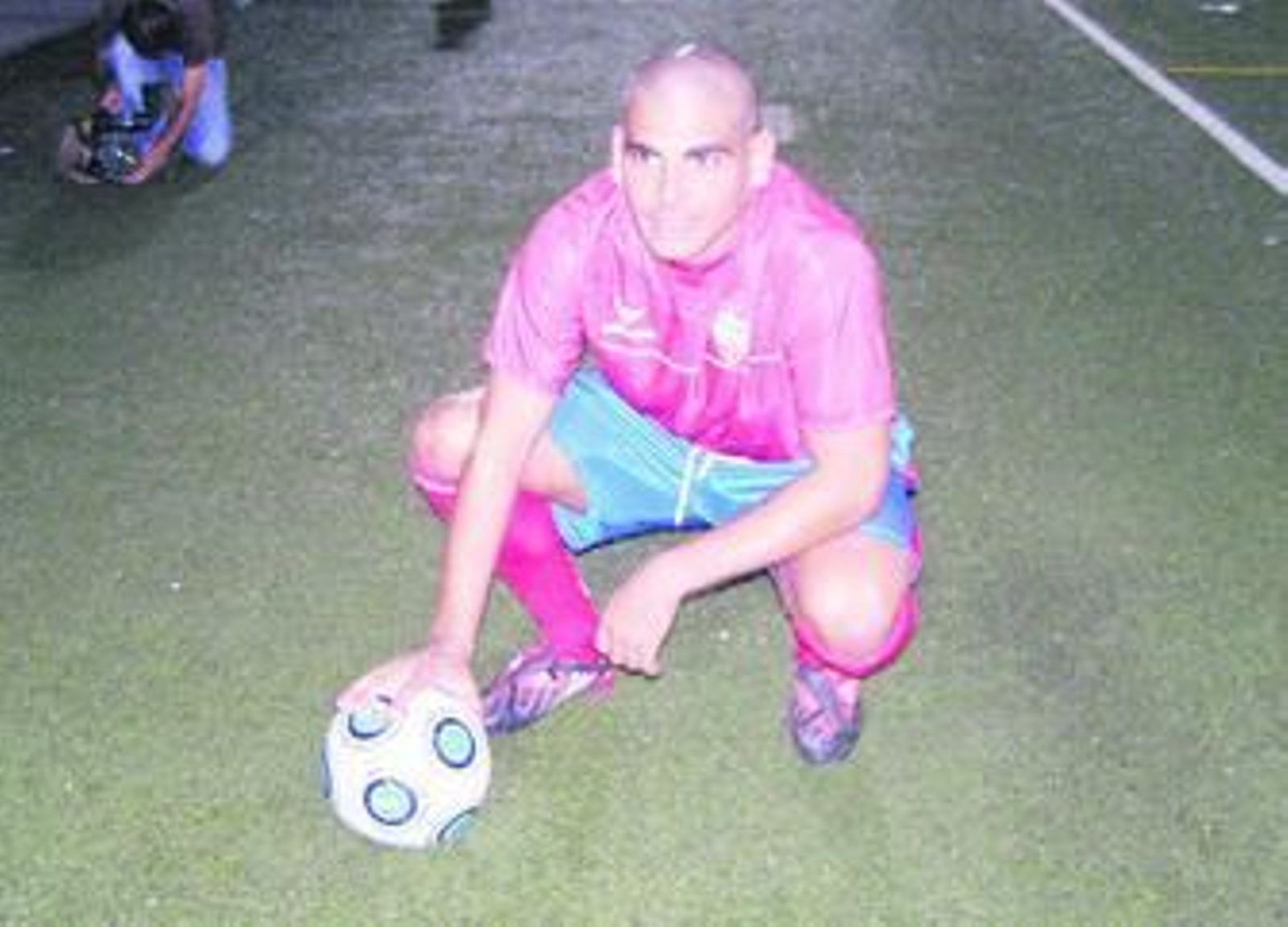 Bezares posa con su nueva camiseta tras ser presentado.