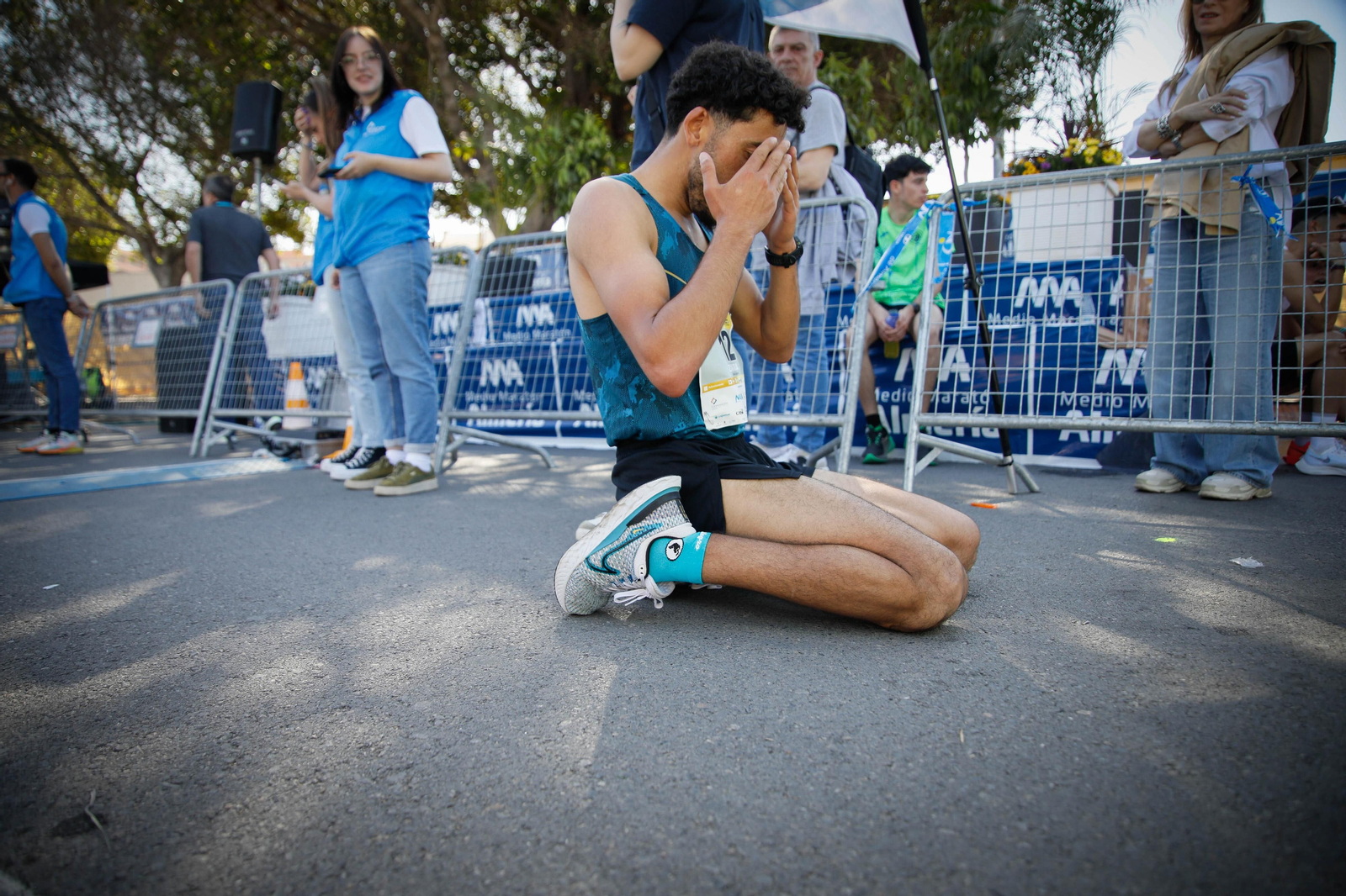 Imágenes de la llegada de la Media maratón Ciudad de Almería