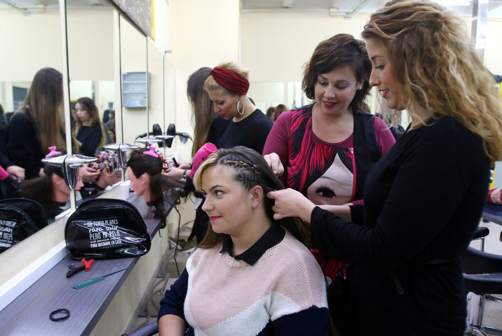 Unas mujeres realizan trabajos de peluquería en un salón de belleza.