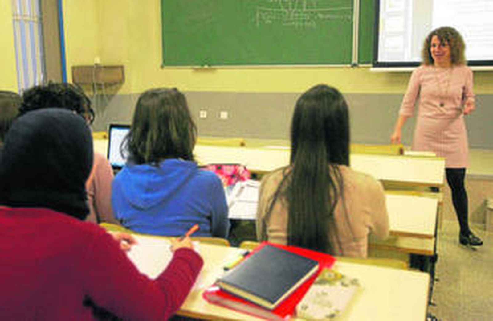 La directora del grado de ADE, impartiendo una de sus clases, en la Escuela Politécnica Superior.
