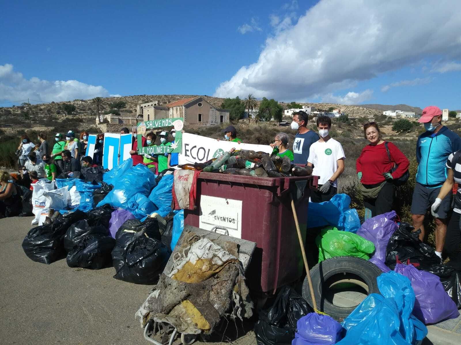 Vecinos y ecologistas limpian La Molineta para denunciar el abandono y la falta de civismo