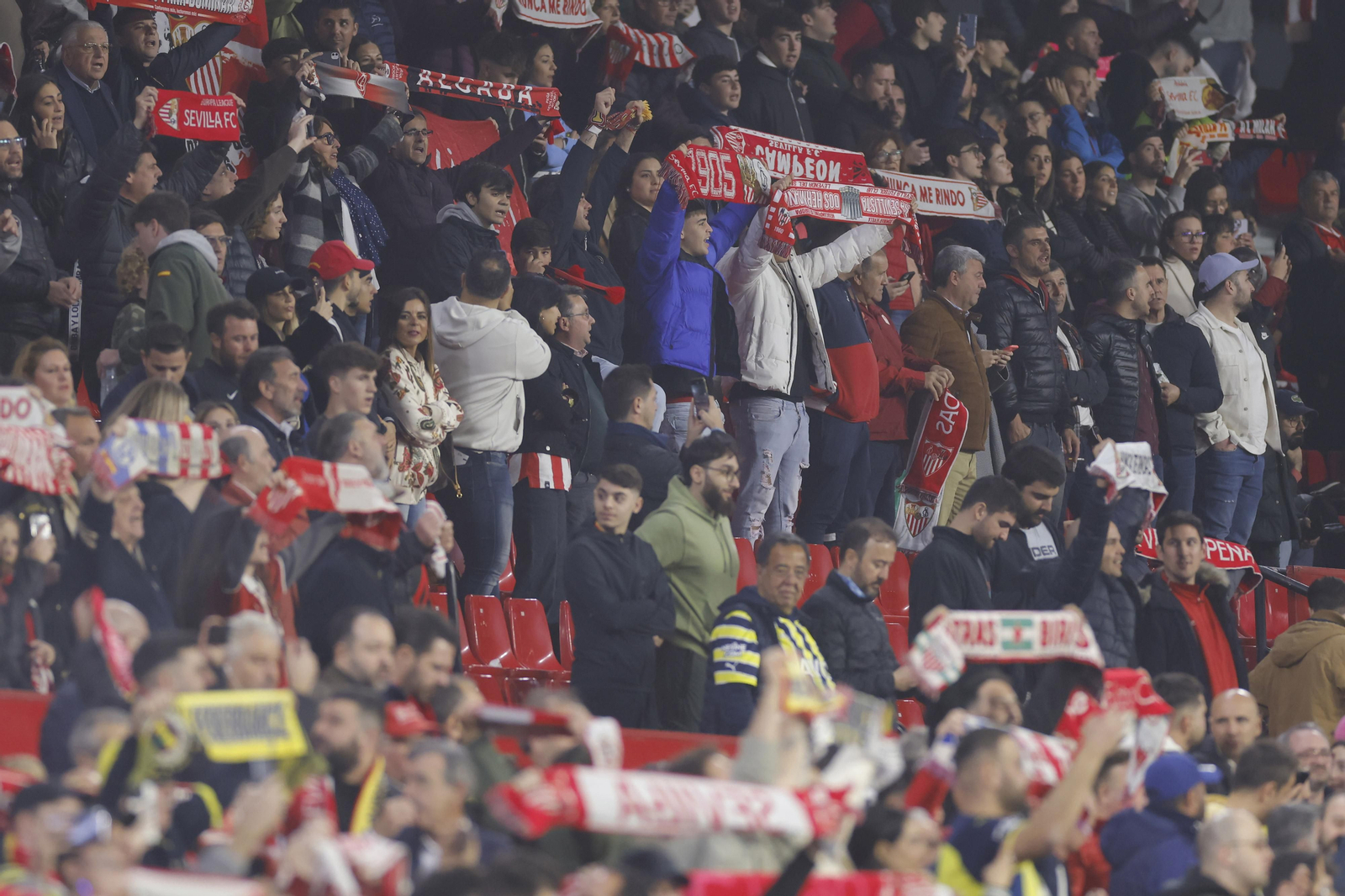 Búscate en las fotos del Sevilla-Fenerbahçe,