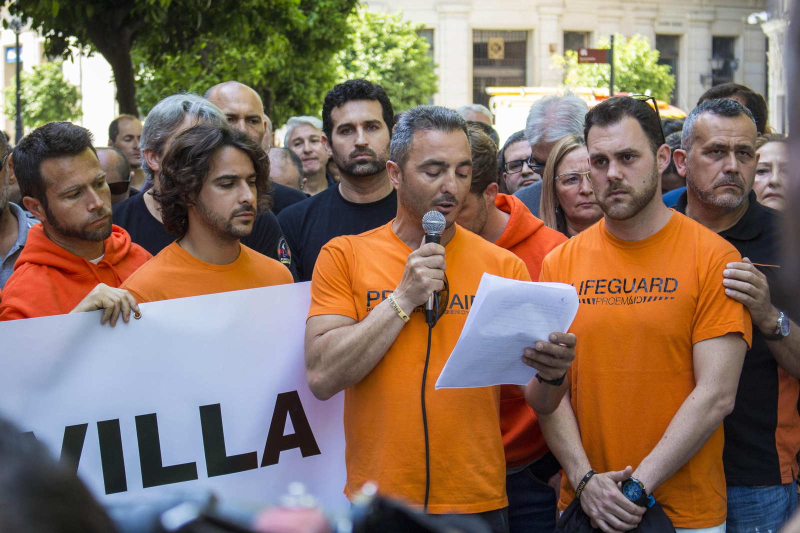 Concentración masiva por los bomberos a las puertas del Ayuntamiento