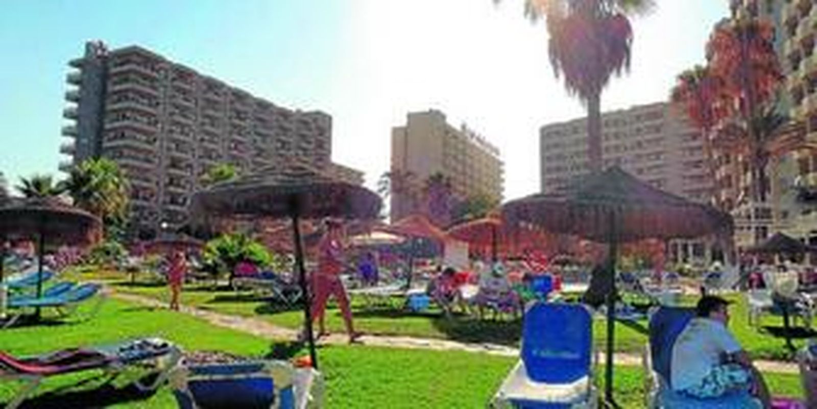 Decenas de turistas disfrutan, ayer, de  la piscina de un hotel en Torremolinos.