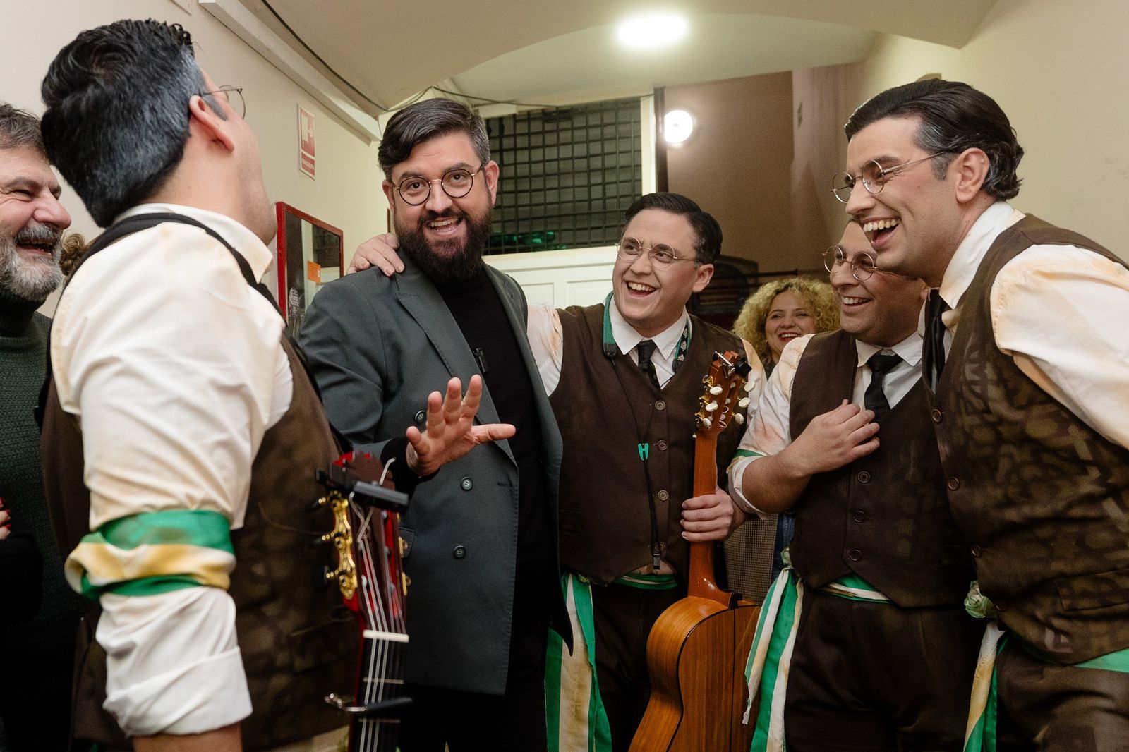 Manu Sánchez con los componentes de 'El patriota' que le han dedicado un pasodoble en los cuartos del COAC 2026