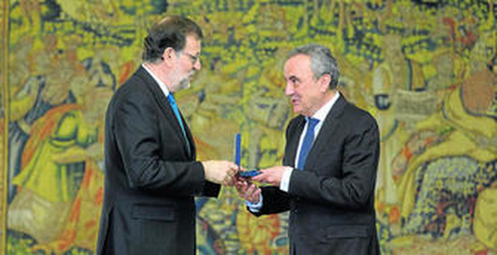 El presidente del Gobierno, Mariano Rajoy, entrega la distinción al presidente de Grupo Cosentino, Francisco Martínez-Cosentino, en La Moncloa.