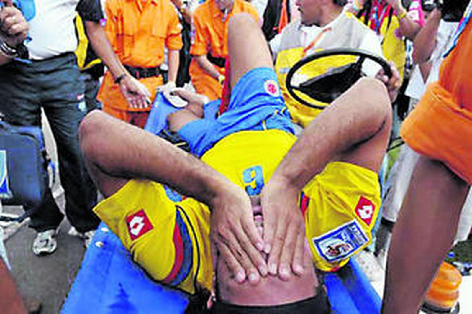 Vargas, que lució el '6' con Colombia, se retira del campo con las manos en la cara y gestos de dolor.