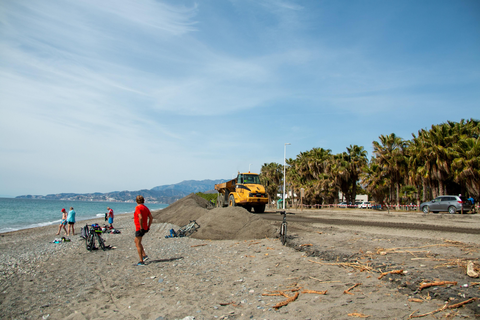Así ha comenzado el arreglo de Playa Granada de cara a la Semana Santa