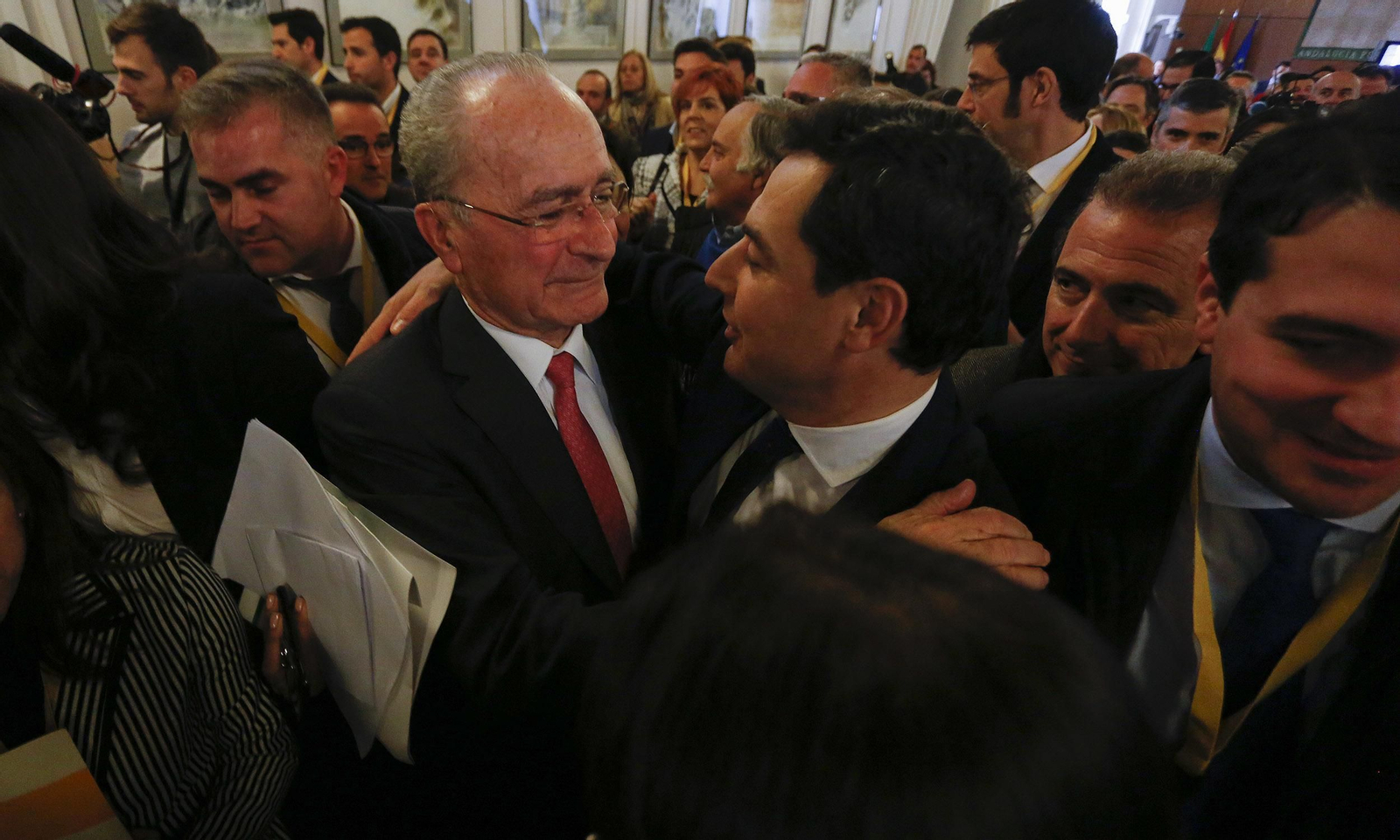 Las imágenes de la sesión de investidura de Juanma Moreno