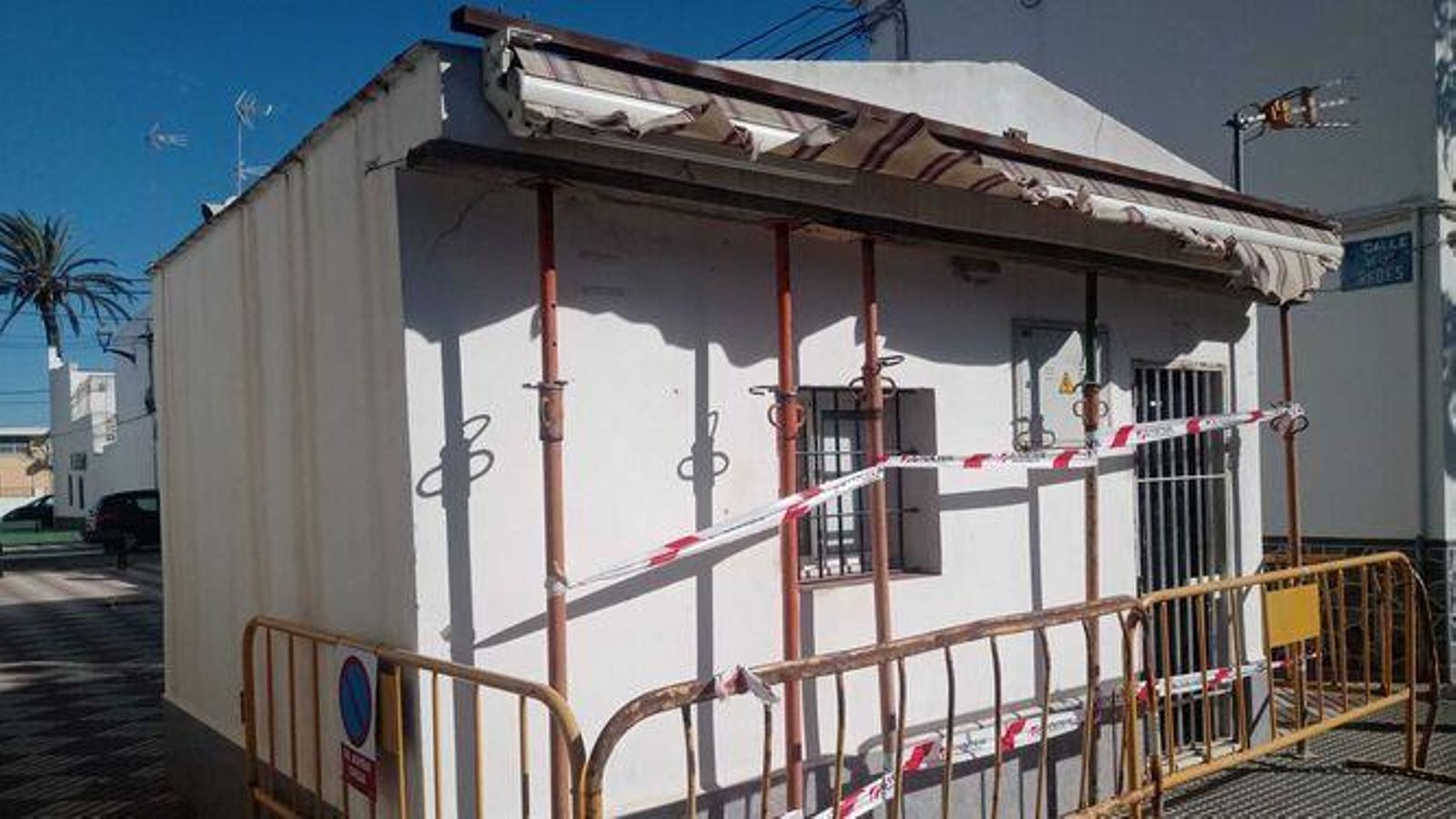 Una imagen del quiosco apuntalado, que habrá que derribar.