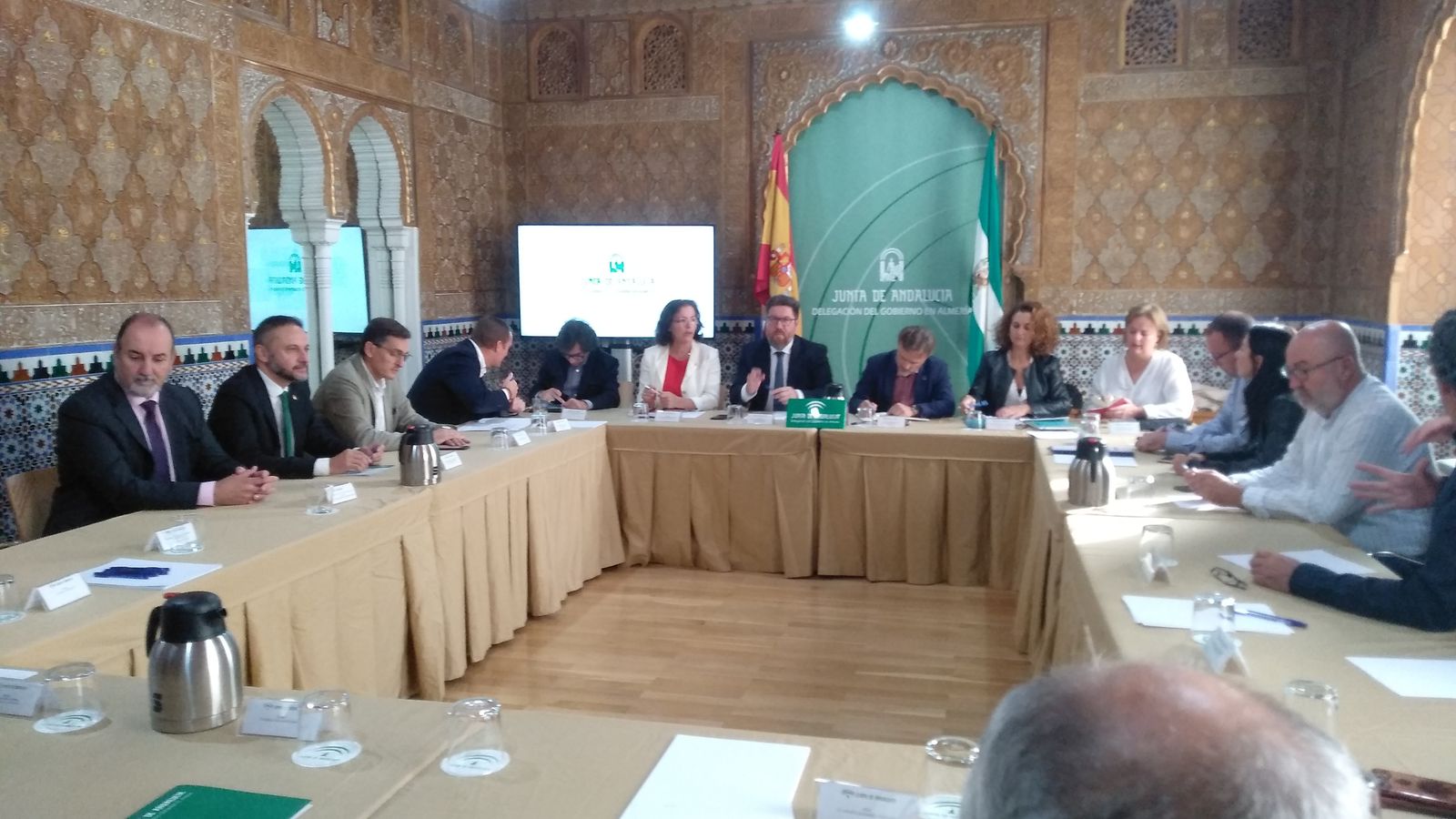 Reunión de los consejeros de Agricultura y Medio Ambiente con trabajadores de Cemex en octubre