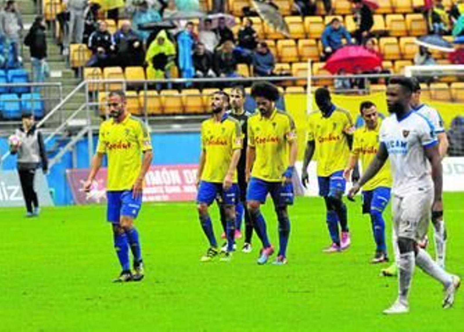 Los jugadores del Cádiz abandonan el terreno de juego el pasado domingo.