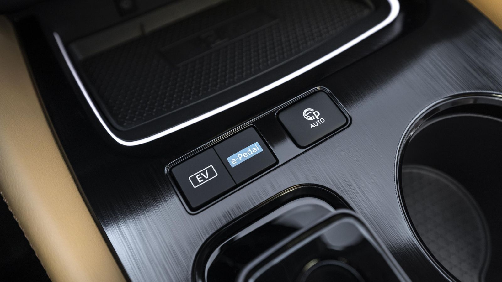 Por delante del pomo del cambio está, además de la bandeja con carga inalámbrica para el móvil, la tecla de activación del modo eléctrico que permite andar apenas unos metros con sólo la energía de la batería y el e-Pedal, una función interesante para circular por ciudad.