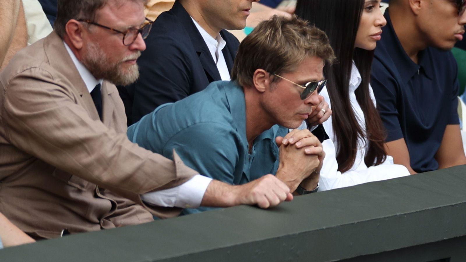 Brad Pitt atento a la pista de Wimbledon Brad Pitt atento a la pista de Wimbledon