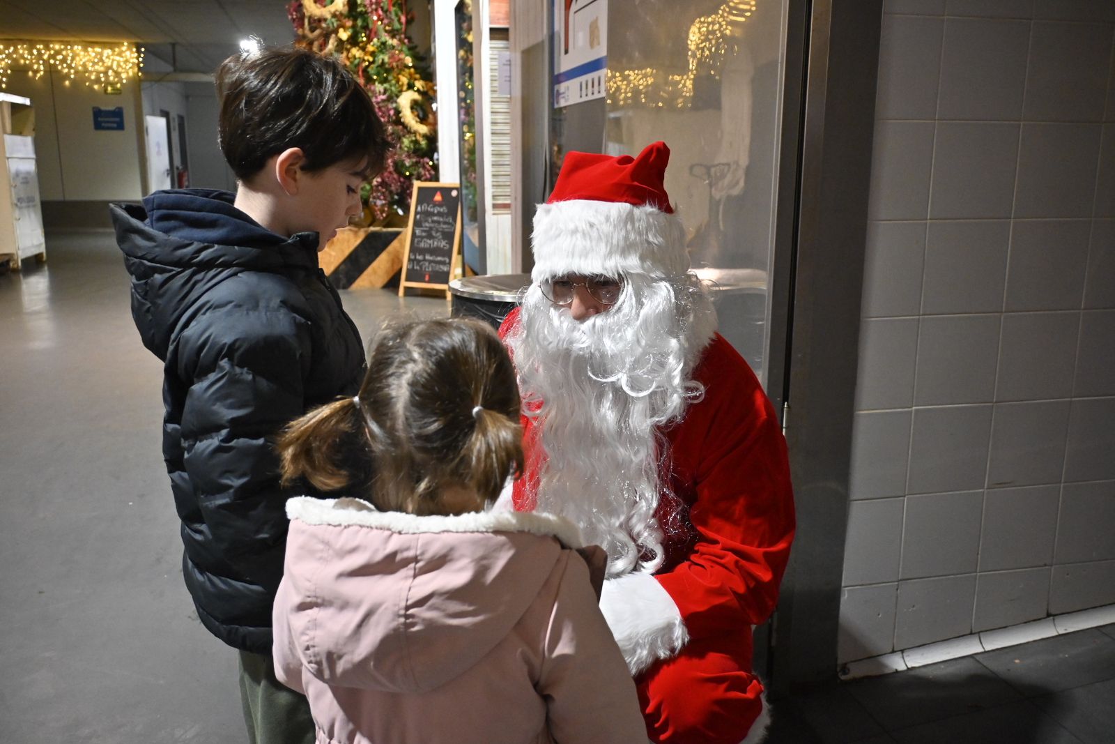 Papá Noel visita el mercado de El Carmen de Huelva, en imágenes