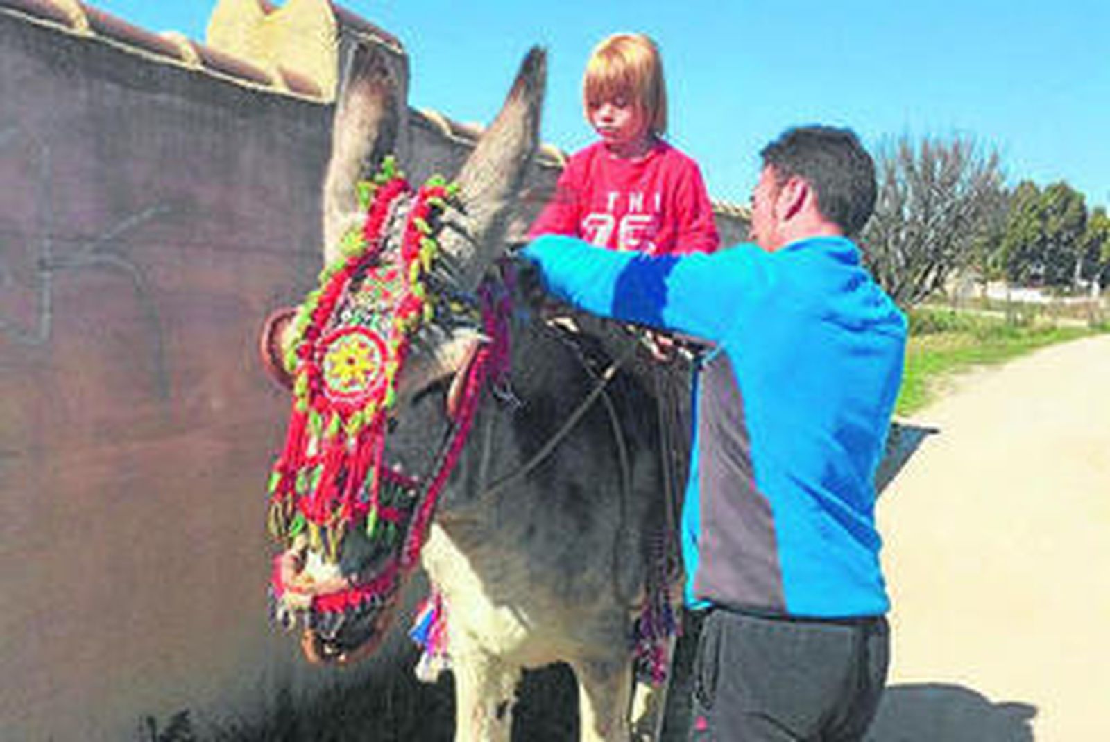 Una imagen de Alejandro a lomos de su burro Platero y junto a su padre.