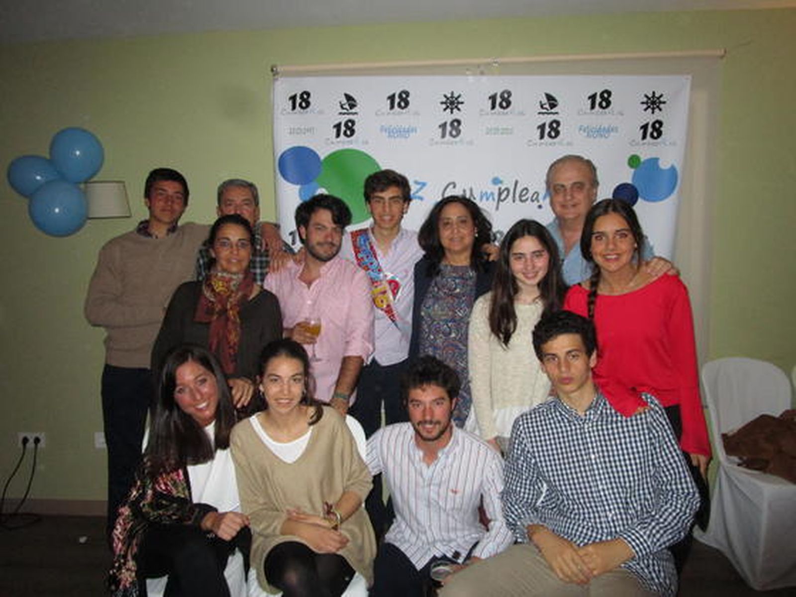 Antonio, Nono, Guillermo y Chusa Marín, Marichu y Macu Morell, Inma, Mamen y Alfonso Flethes, Chema y Jaime Robels, Tamara Arnáez y Claudia Sicre.

Foto: Ignacio Casas de Ciria