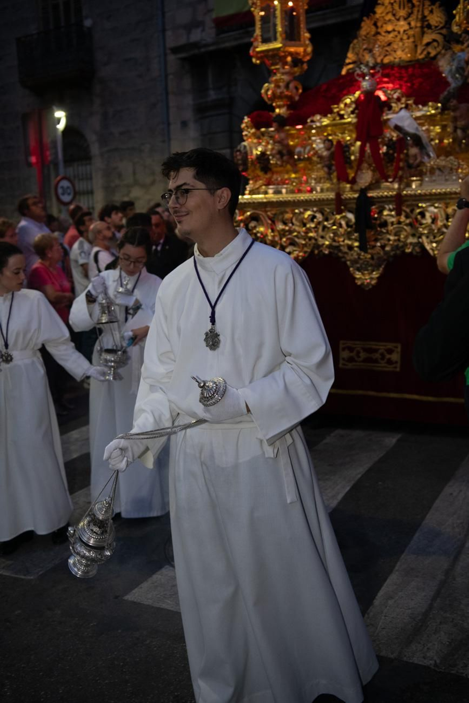 Una marea de devoción inunda Jaén al paso de la Magna, en imágenes