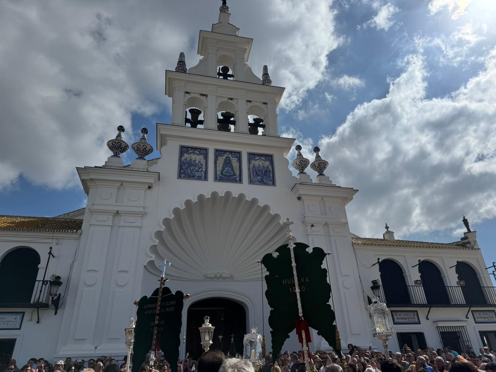Huelva peregrina al Rocío, y se postra ante la Virgen.