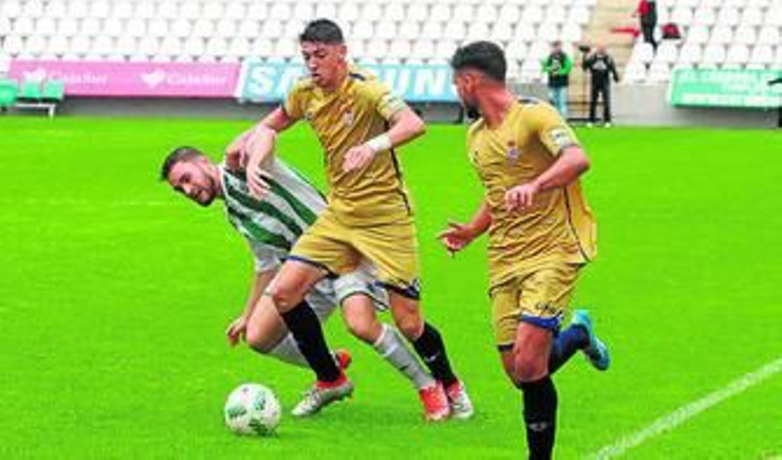 Waldo pugna por el esférico con un rival del Córdoba B.