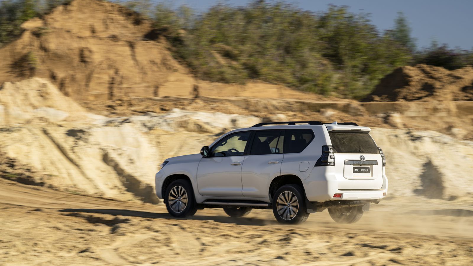 Los coches más grandes sin electrificar suponen un lastre para el registro de las emisiones de CO2 de las marcas.