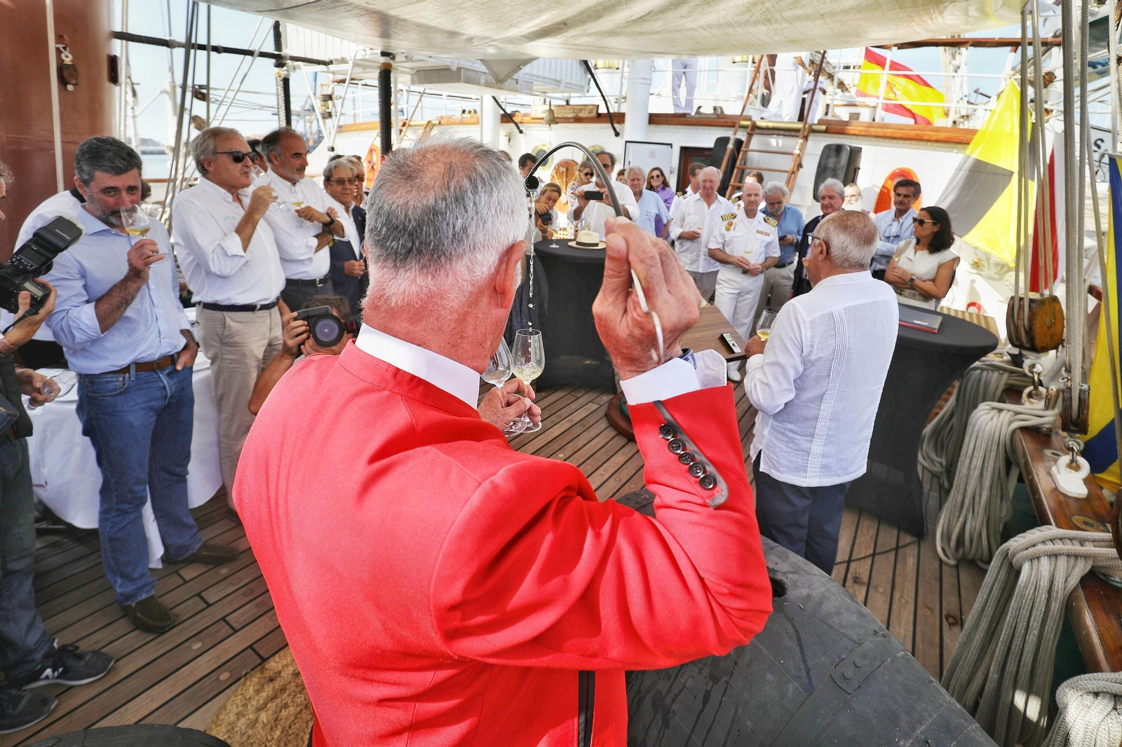 González Byass recibe en el 'Elcano' su Tío Pepe Estrella de los Mares